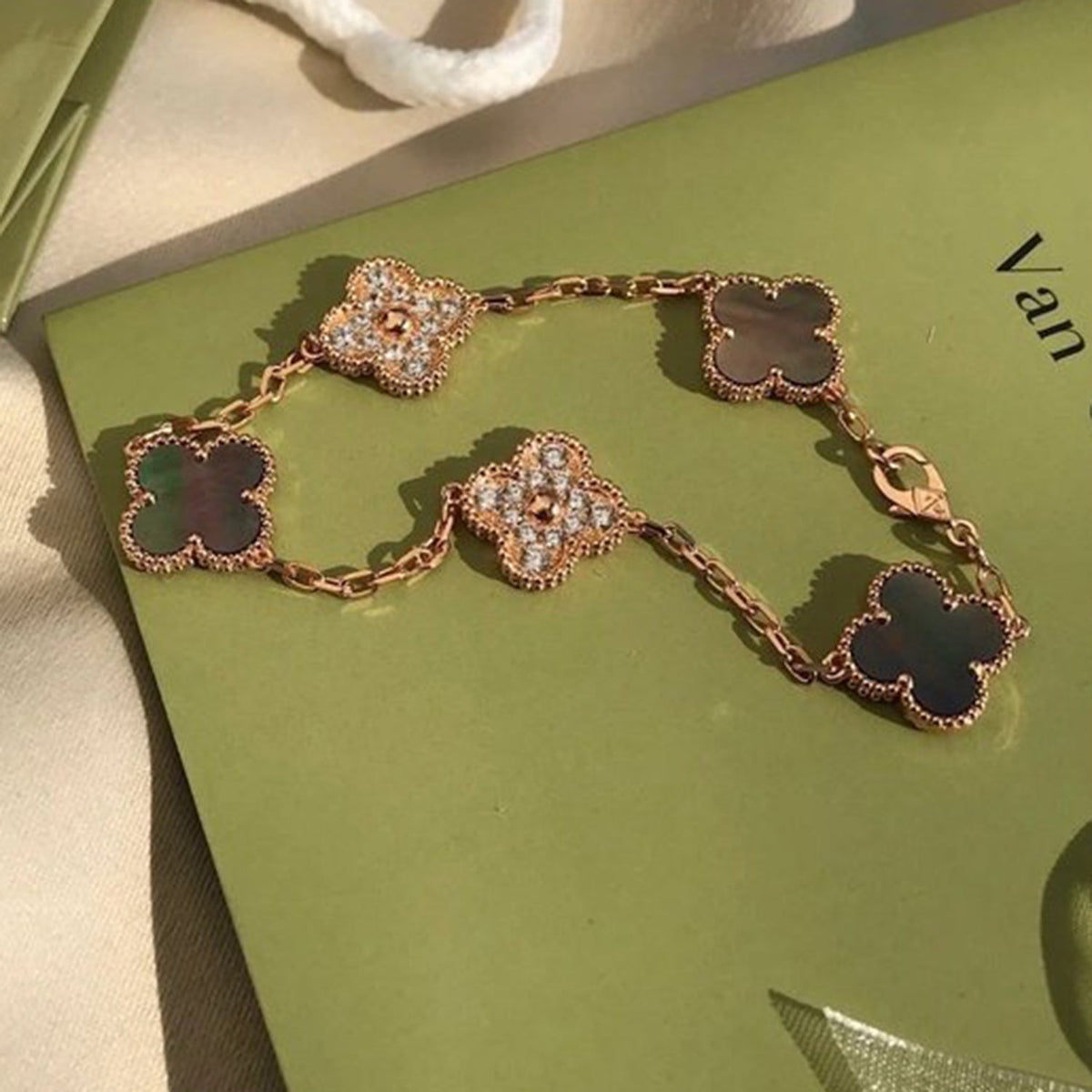 [MIRA]New CLOVER 5 MOTIF GRAY MOP BRACELET COLLECTION