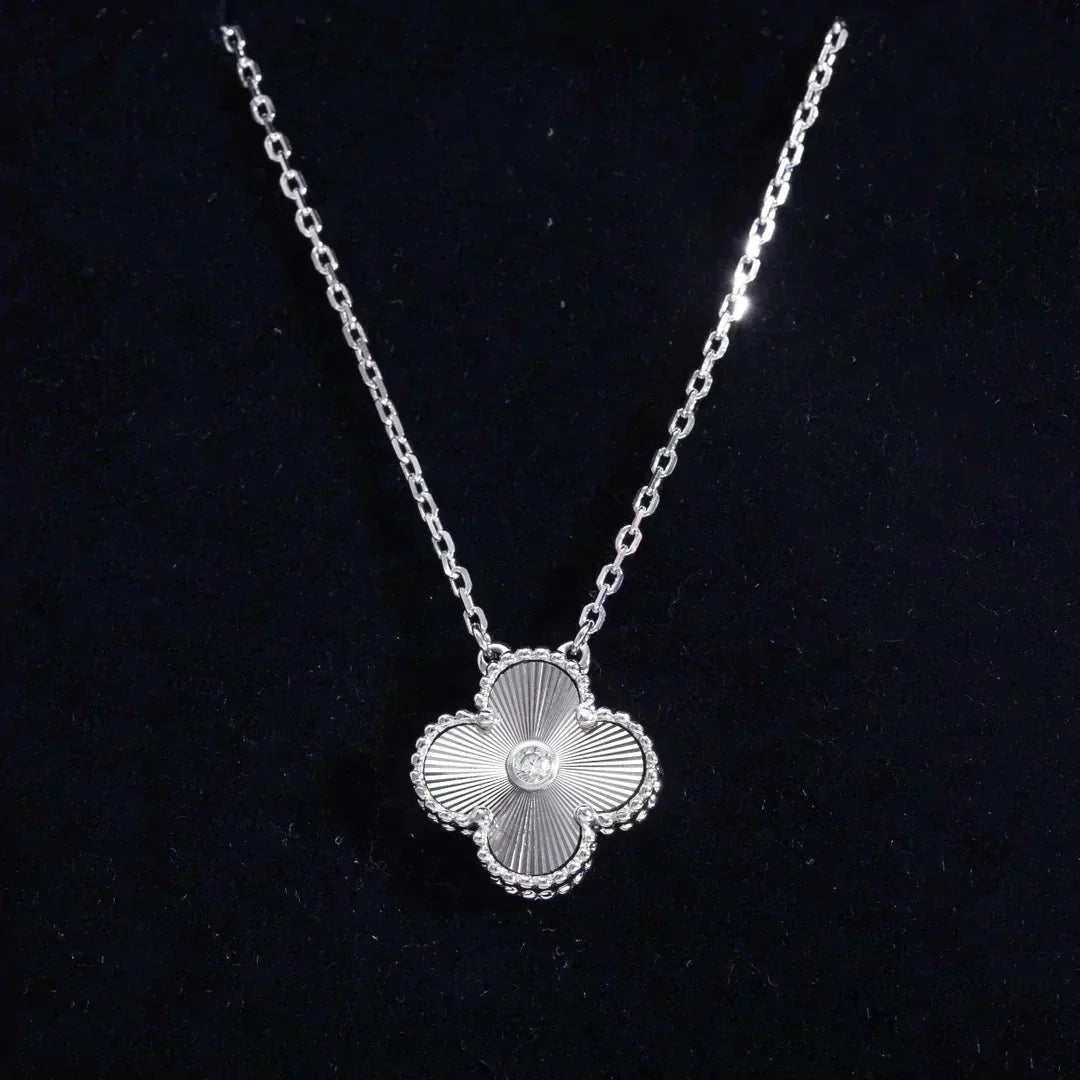 ??MIRA?¡¥CLOVER  15MM DIAMOND LASER NECKLACE SILVER