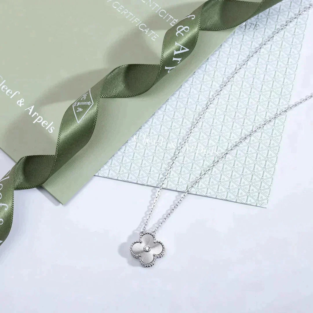??MIRA?¡¥CLOVER  15MM DIAMOND LASER NECKLACE SILVER