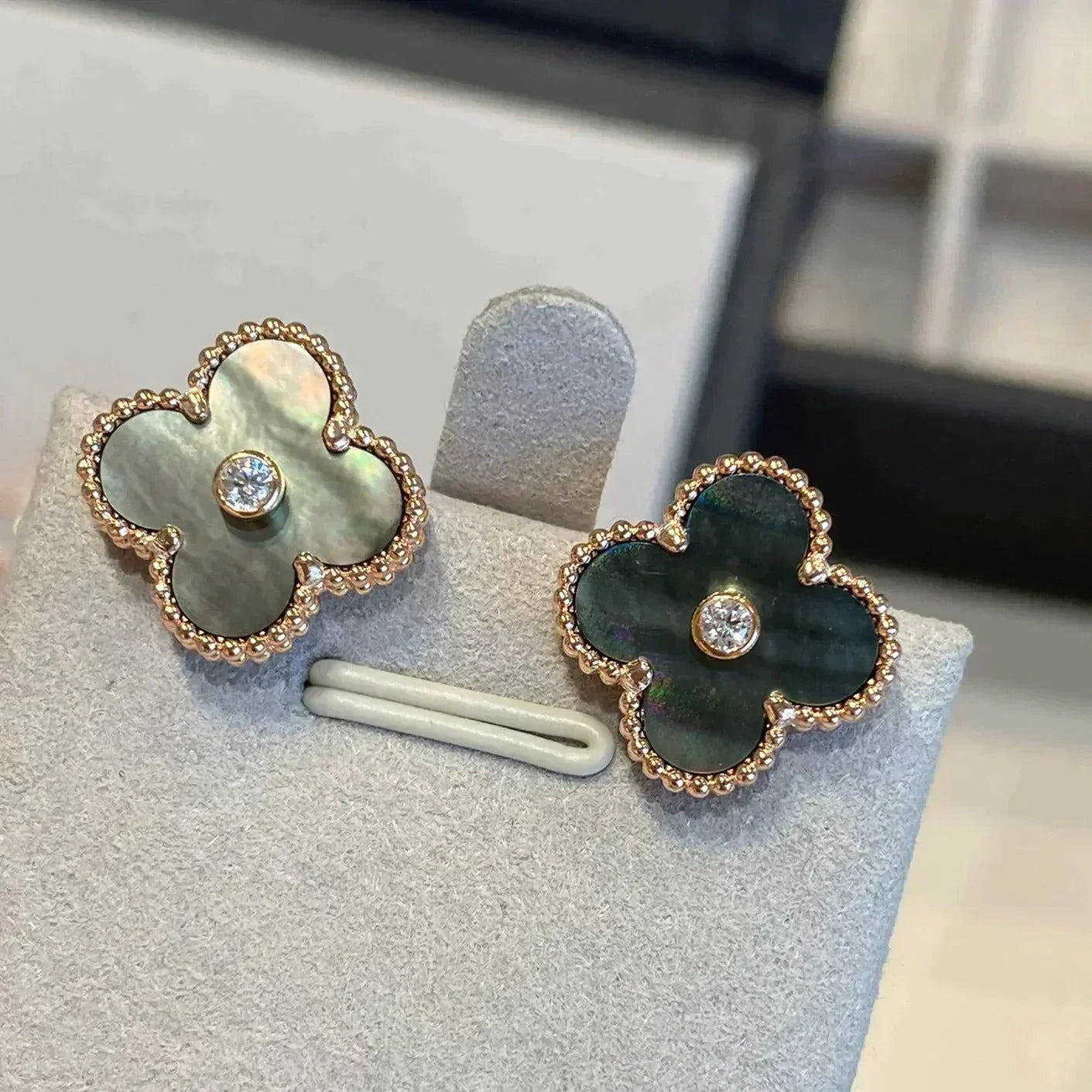 ??MIRA?¡¥CLOVER MEDIUM 1 MOTIFS GRAY MOP  DIAMOND EARRINGS