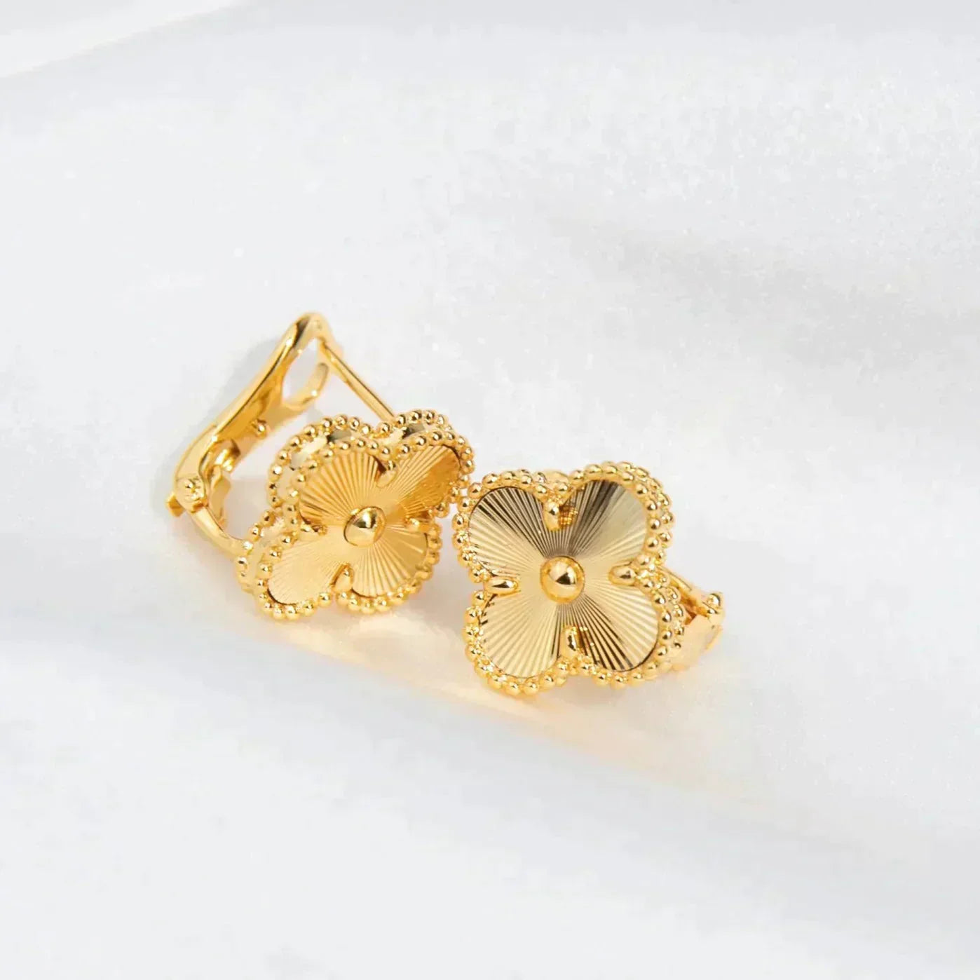 ??MIRA?¡¥CLOVER MEDIUM 1 MOTIFS LASER EARRINGS