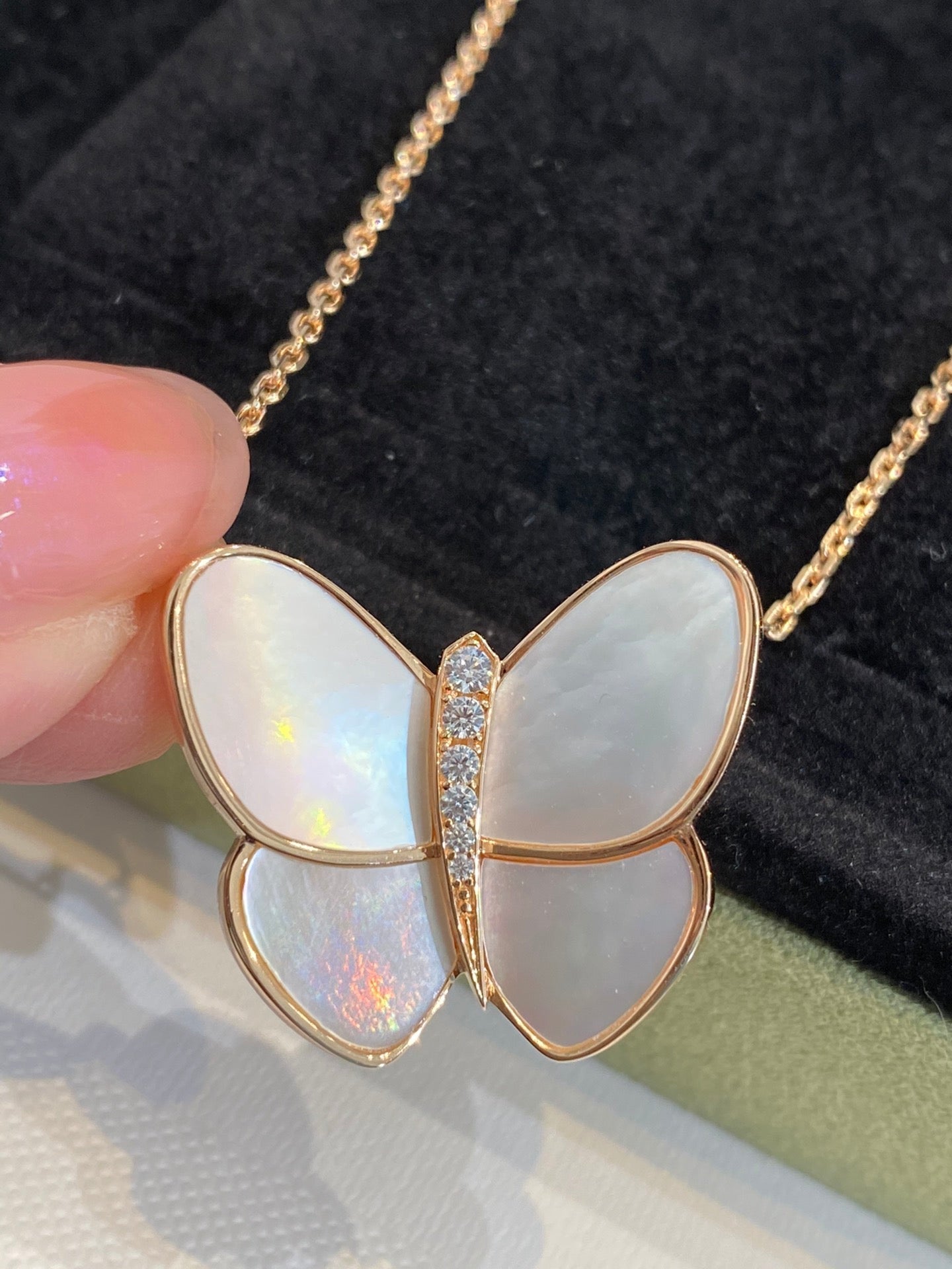 ??MIRA?¡¥BUTTERFLY GOLD MOP DIAMOND NECKLACE