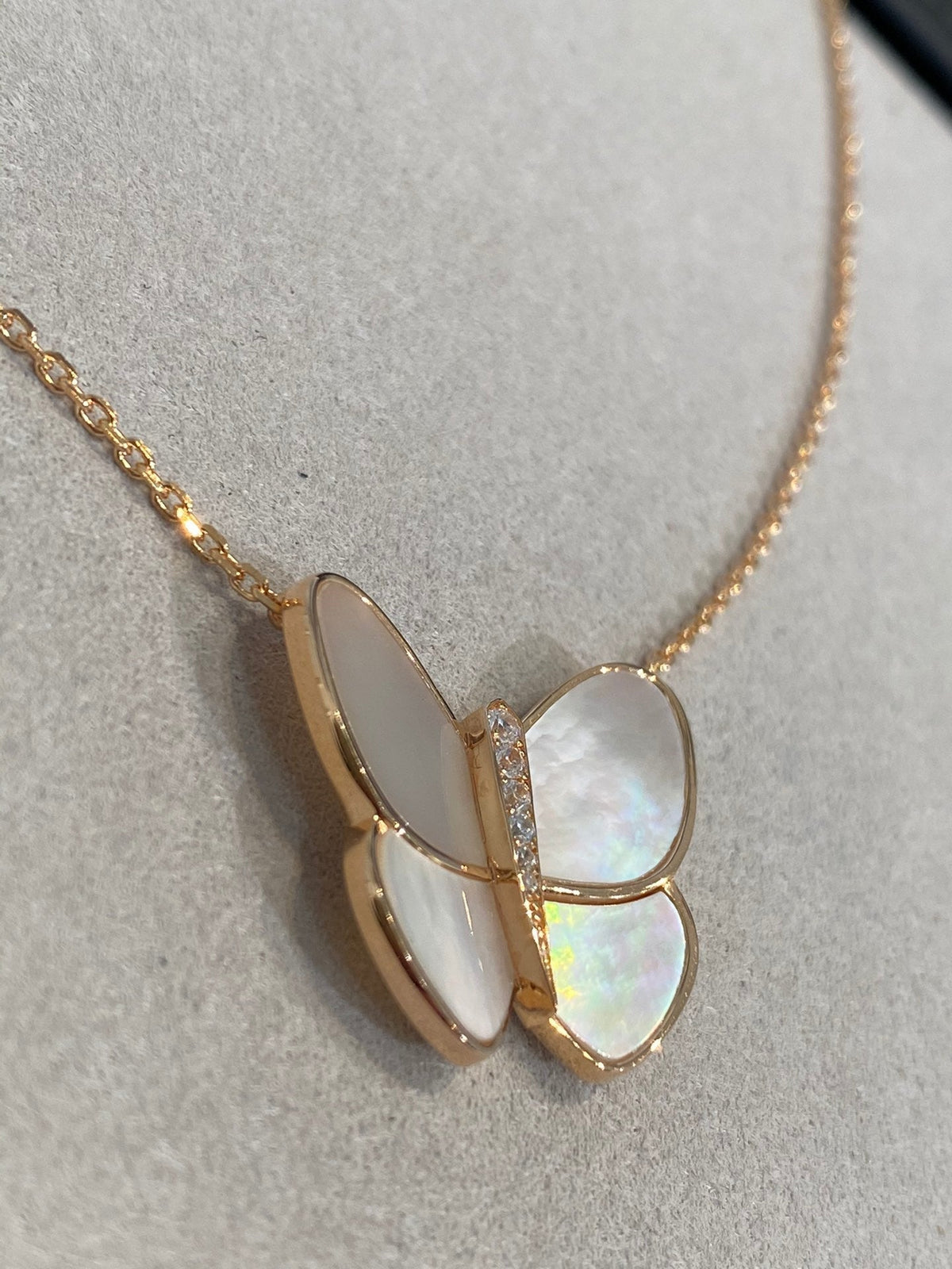 ??MIRA?¡¥BUTTERFLY GOLD MOP DIAMOND NECKLACE