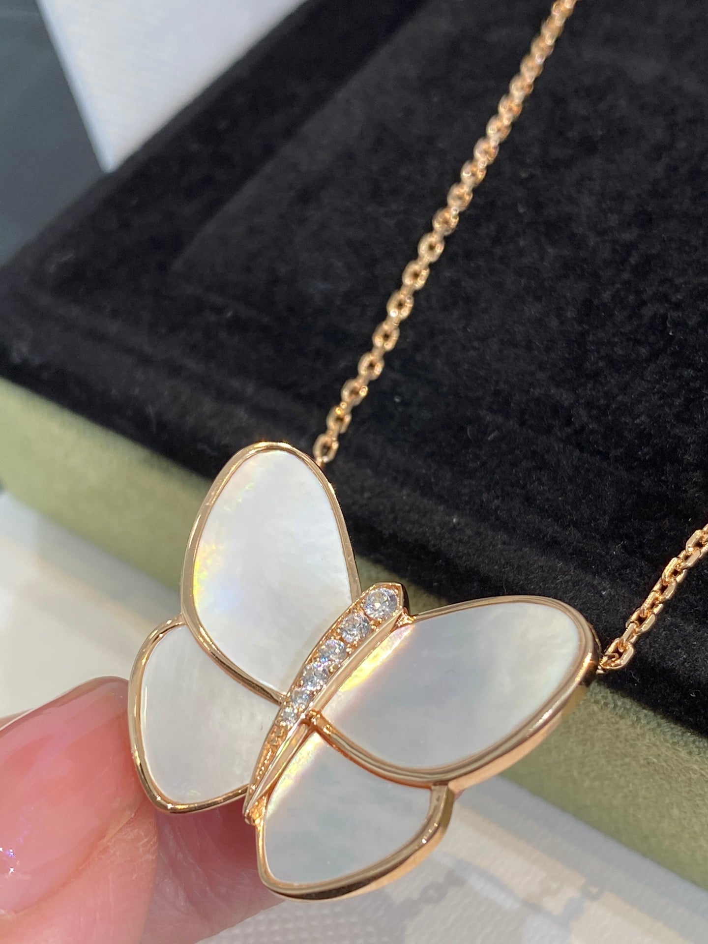 ??MIRA?¡¥BUTTERFLY GOLD MOP DIAMOND NECKLACE