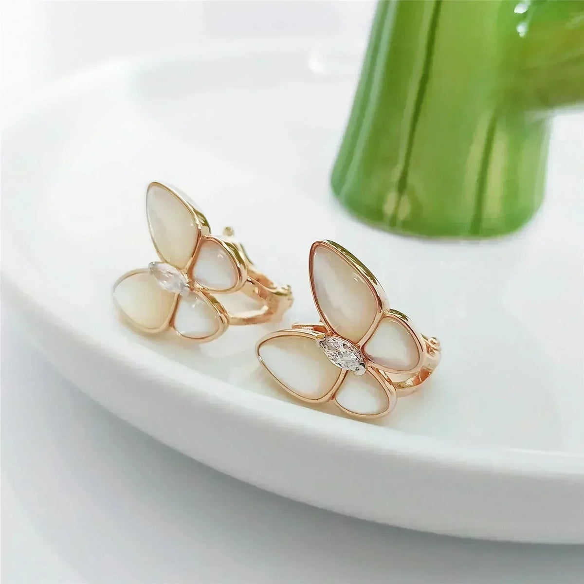 ??MIRA?¡¥BUTTERFLY MOP DIAMOND EARRINGS