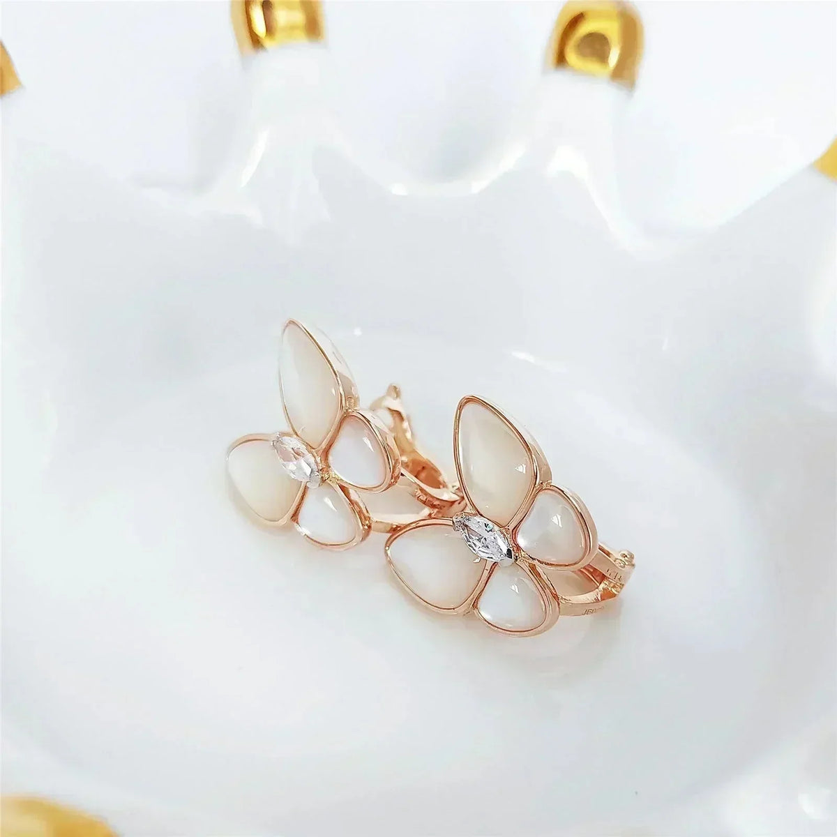 ??MIRA?¡¥BUTTERFLY MOP DIAMOND EARRINGS