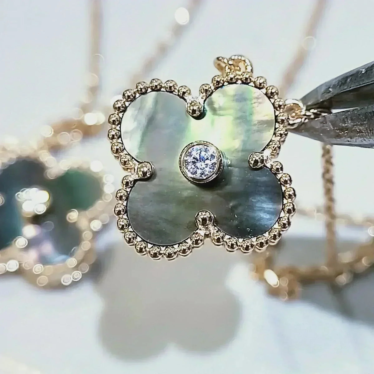 ??MIRA?¡¥CLOVER 15MM DIAMOND AND MOTHER-OF-GREY NECKLACE
