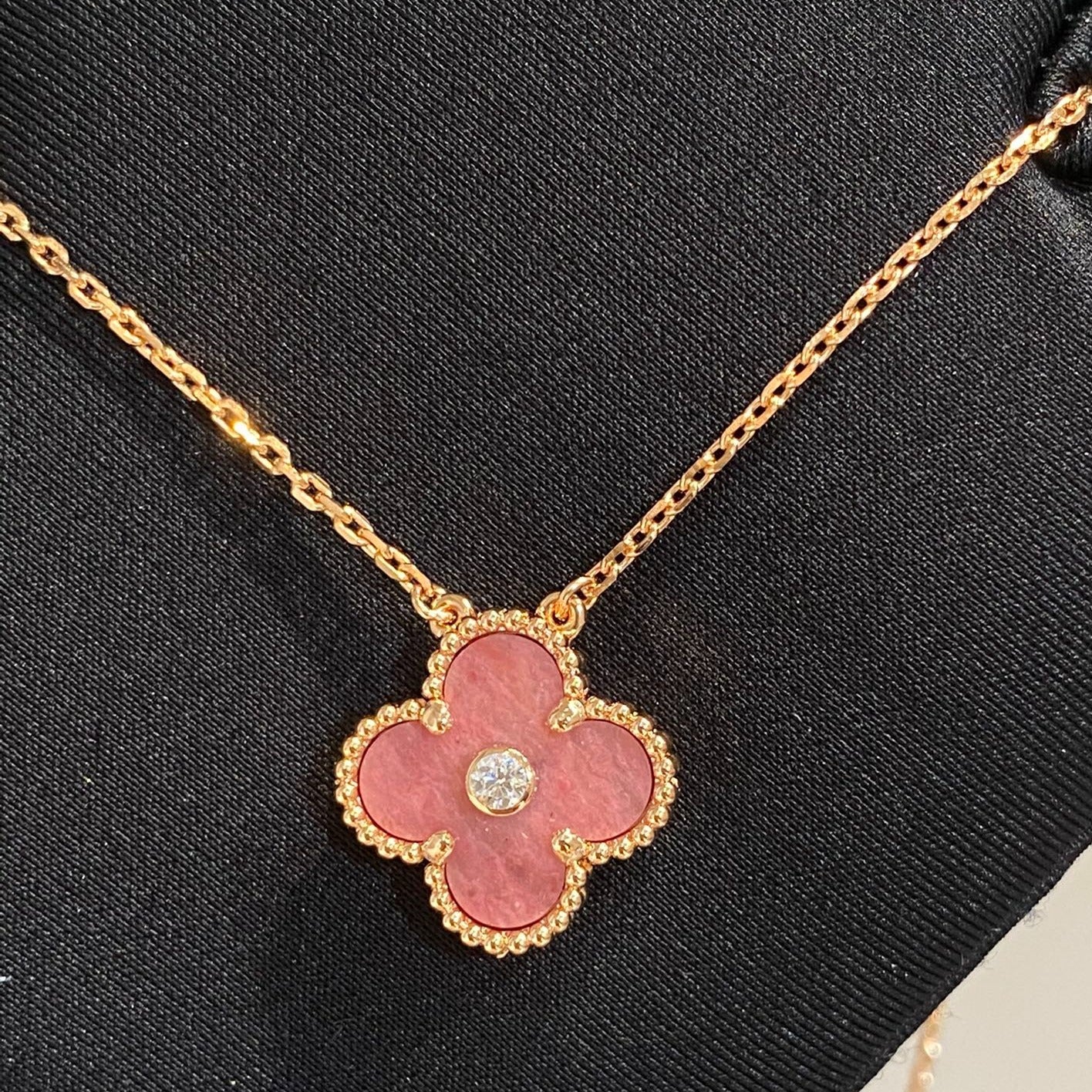??MIRA?¡¥CLOVER 15MM DIAMOND RHODONITE NECKLACE