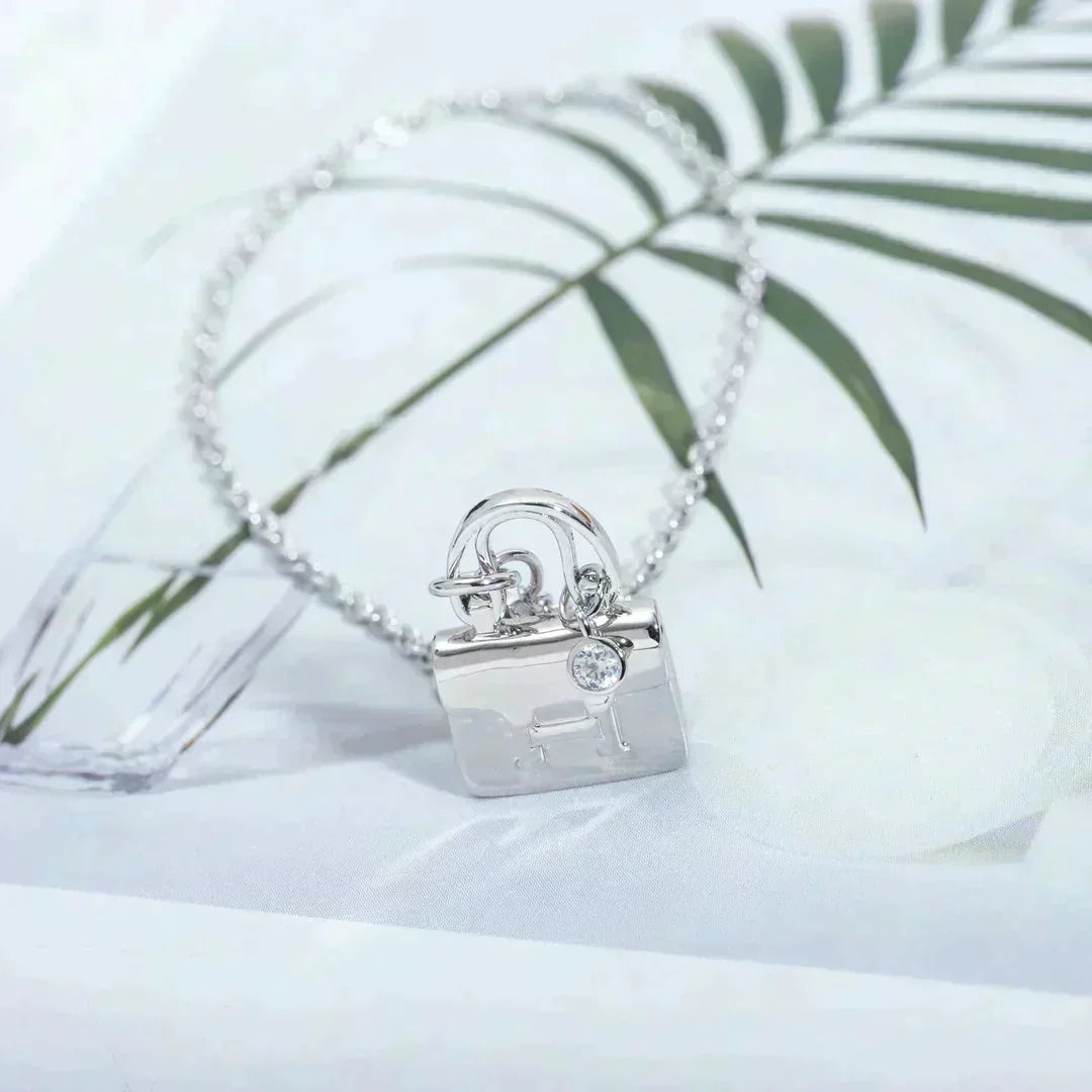 ??MIRA?¡¥AMULETTE PEDANT SILVER NECKLACE