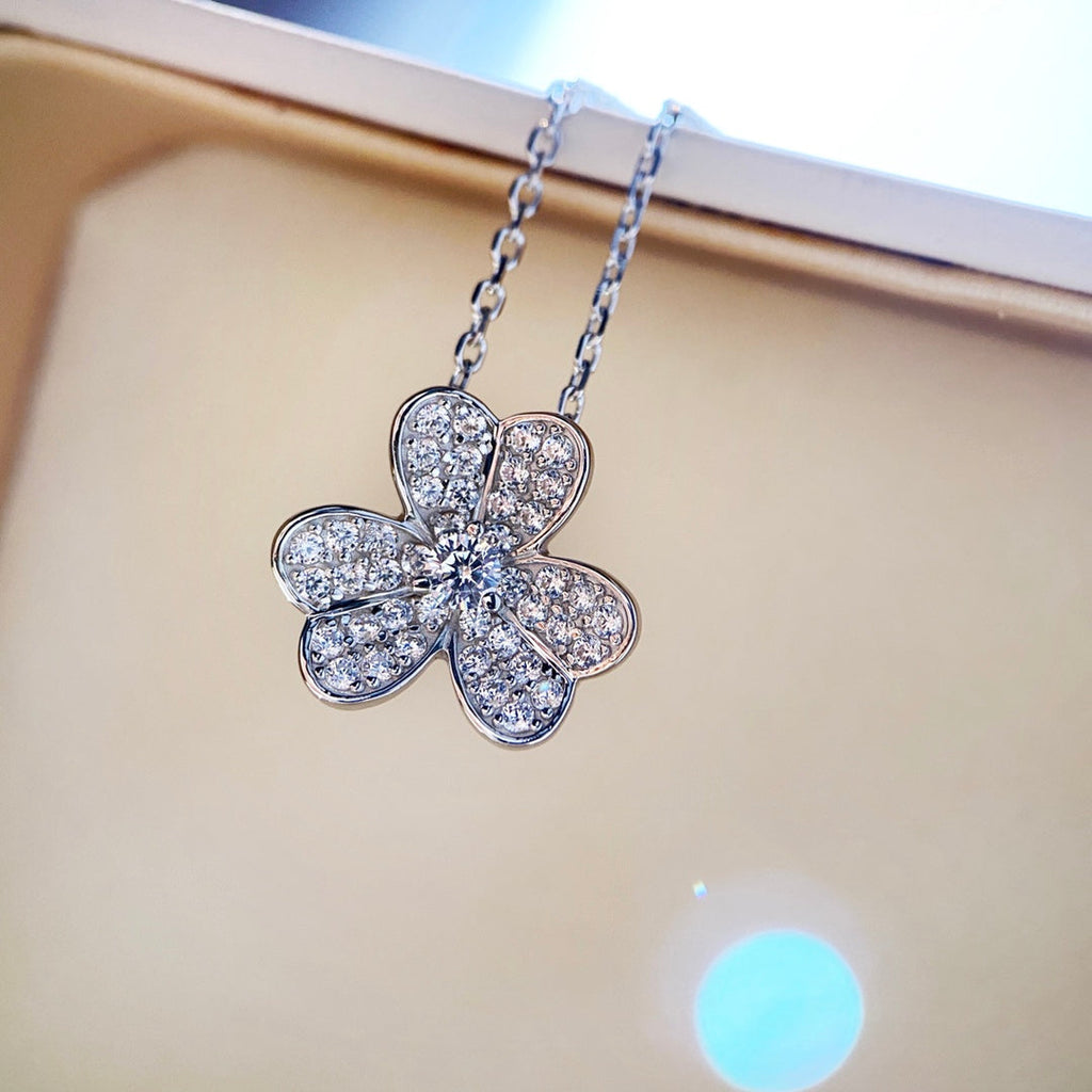 ??MIRA?¡¥CLOVER DIAMOND NECKLACE SILVER