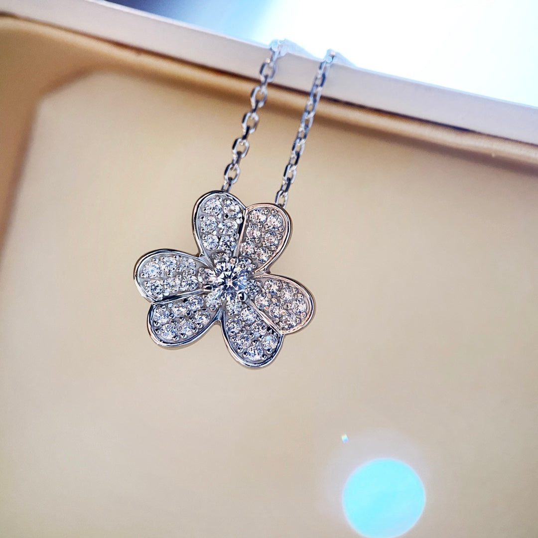 ??MIRA?¡¥CLOVER DIAMOND NECKLACE SILVER