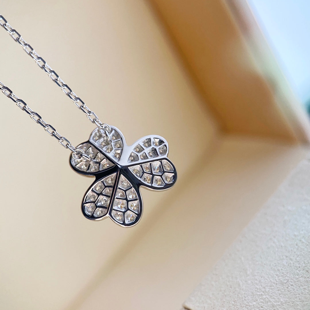 ??MIRA?¡¥CLOVER DIAMOND NECKLACE SILVER