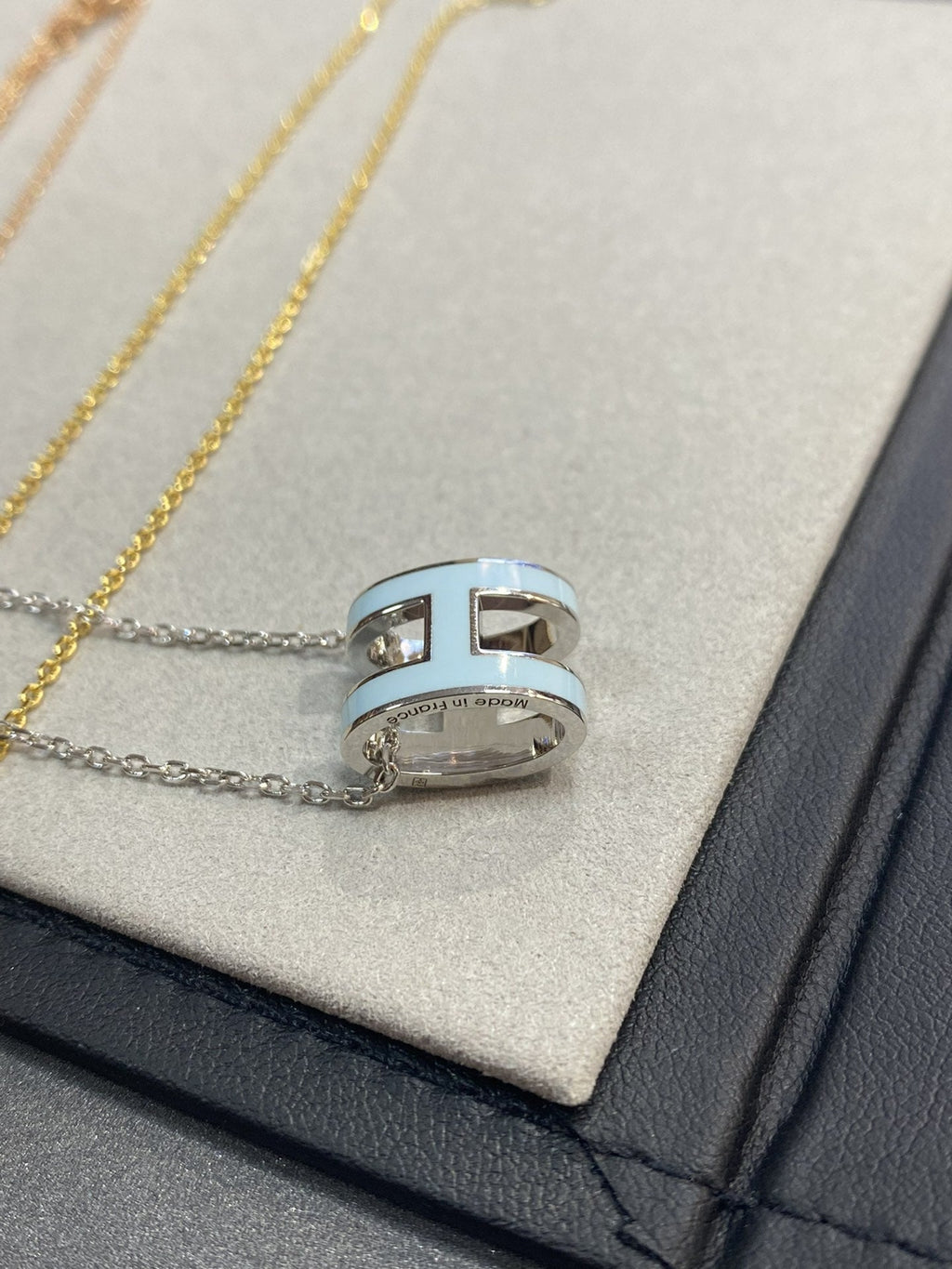 ??MIRA?¡¥POP H LIGHT BLUE NECKLACE