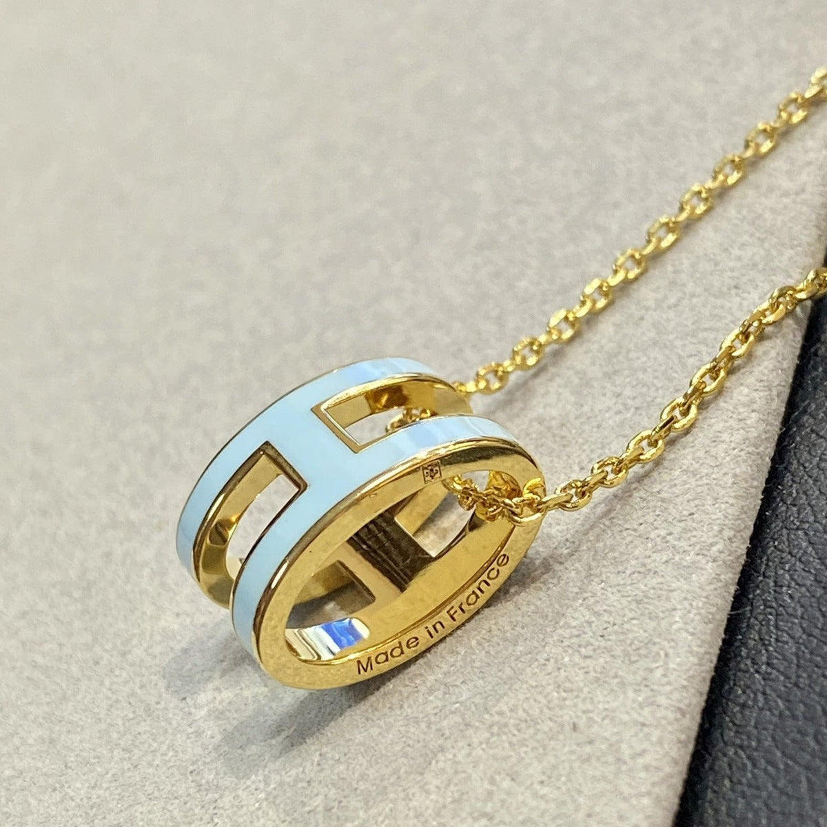 ??MIRA?¡¥POP H LIGHT BLUE NECKLACE