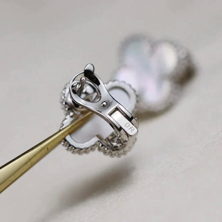 ??MIRA?¡¥CLOVER MEDIUM 1 MOTIFS  WHITE MOP EARRINGS SILVER