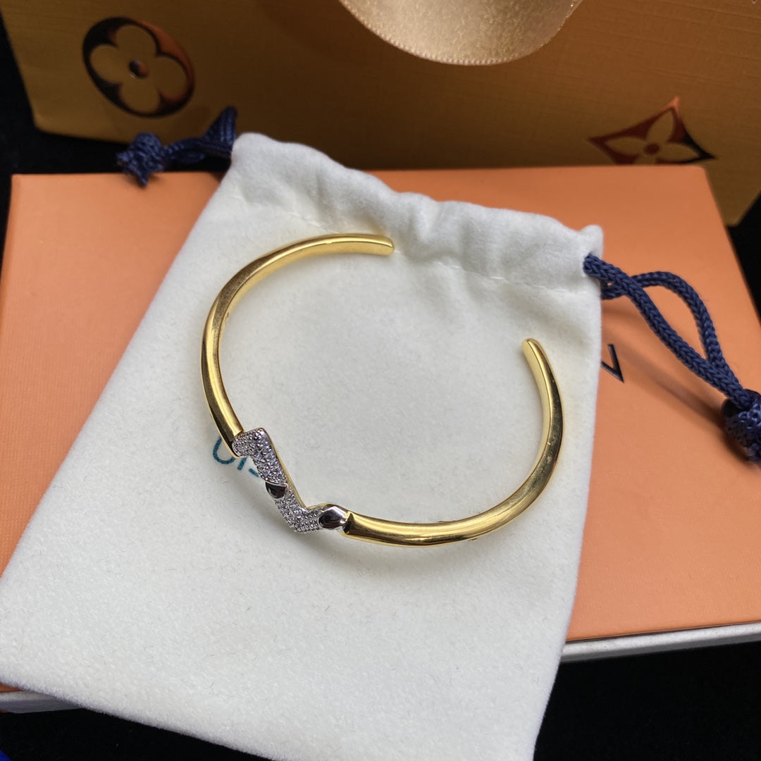 ??MIRA?¡¥VOLTE UPSITE DOWN DIAMOND GOLD OPEN BRACELET