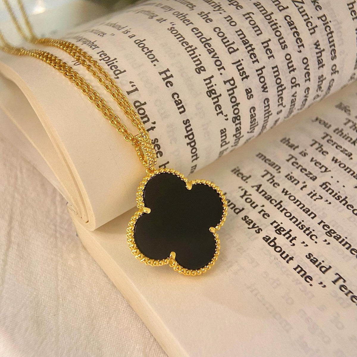 ??MIRA?¡¥CLOVER 25MM NECKLACE GOLD ONYX
