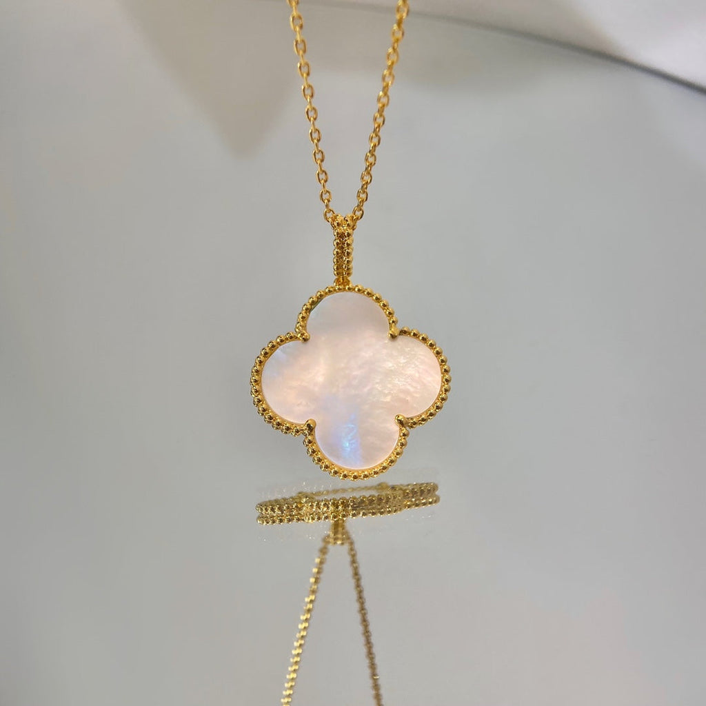 ??MIRA?¡¥CLOVER 25MM MOP LARGE PENDANT NECKLACE