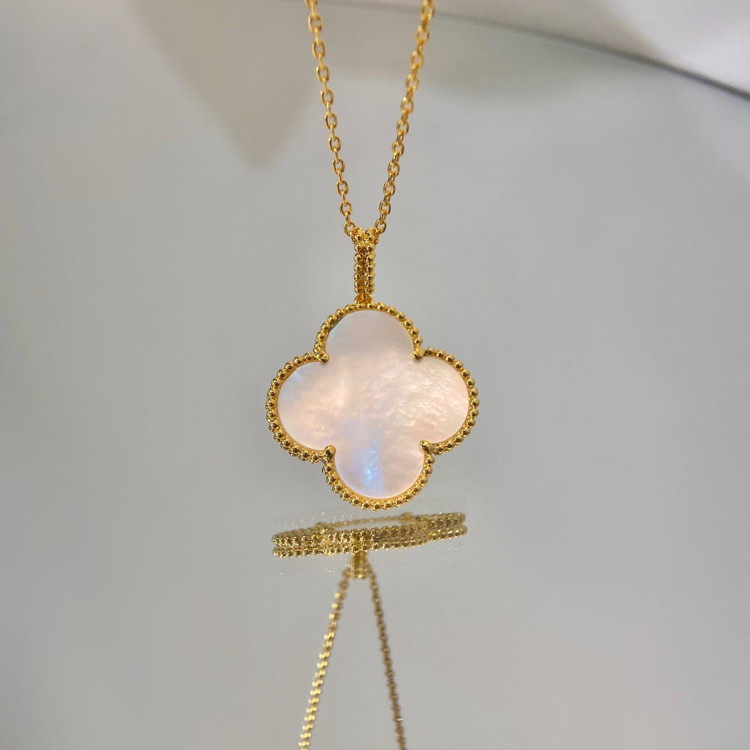 ??MIRA?¡¥CLOVER 25MM MOP LARGE PENDANT NECKLACE