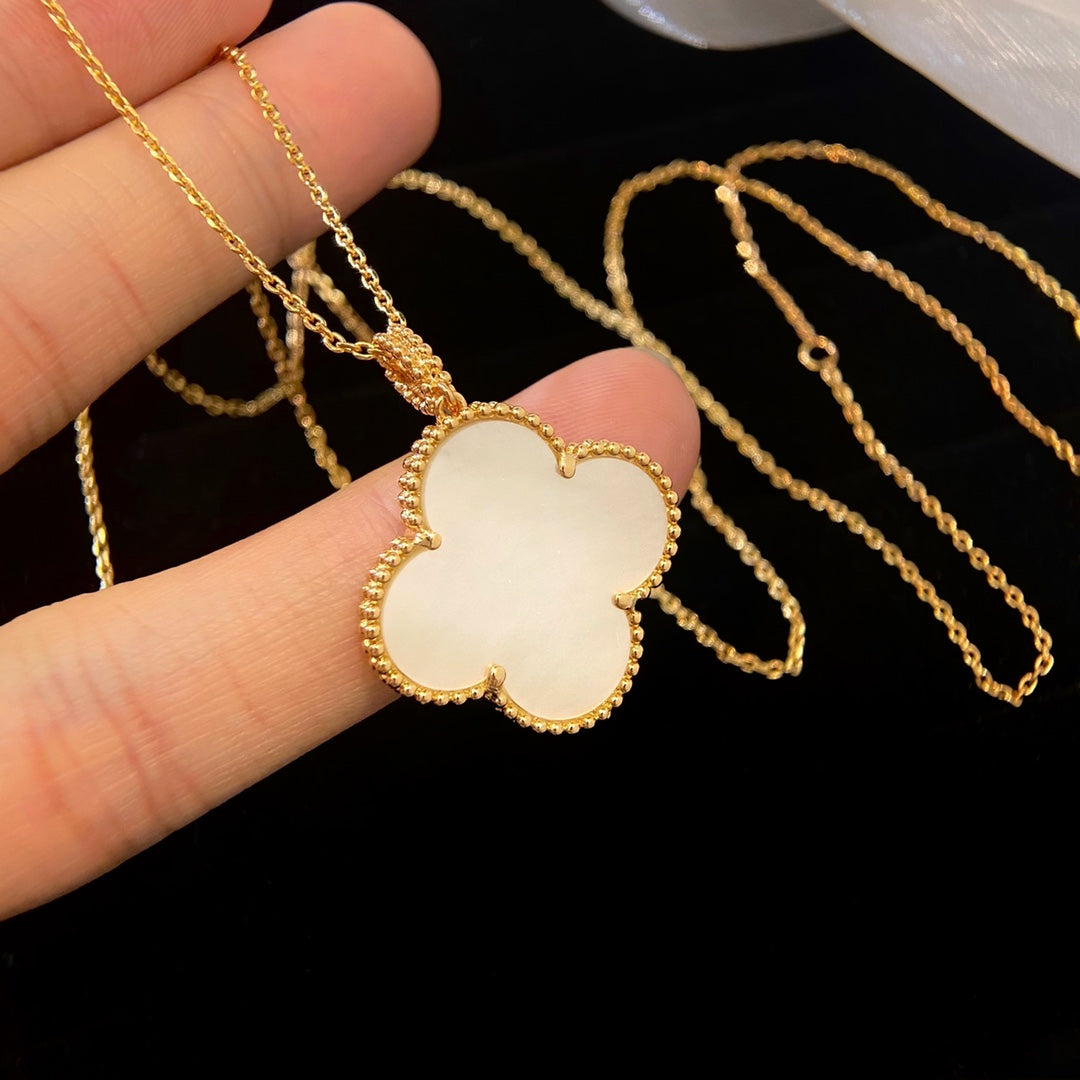 ??MIRA?¡¥CLOVER 25MM MOP LARGE PENDANT NECKLACE
