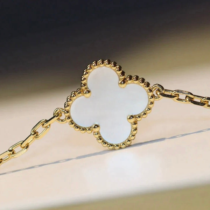 ??MIRA?¡¥CLOVER 20 MOTIFS WHITE MOP NECKLACE