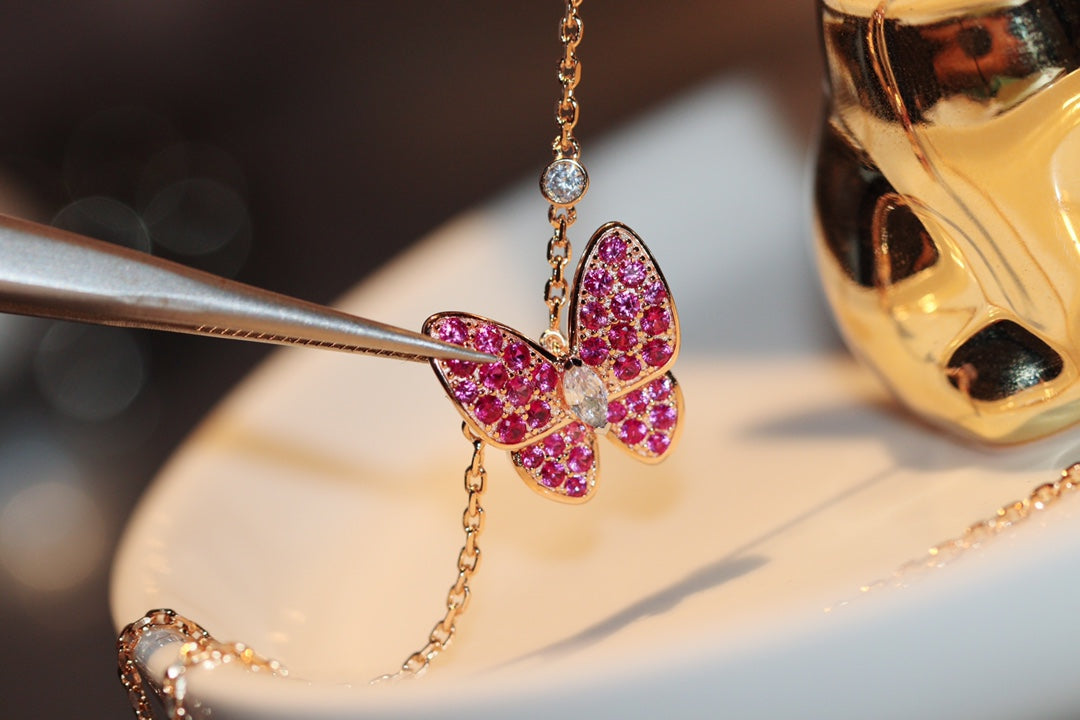 ??MIRA?¡¥BUTTERFLY RED DIAMOND ROSE GOLD NECKLACE