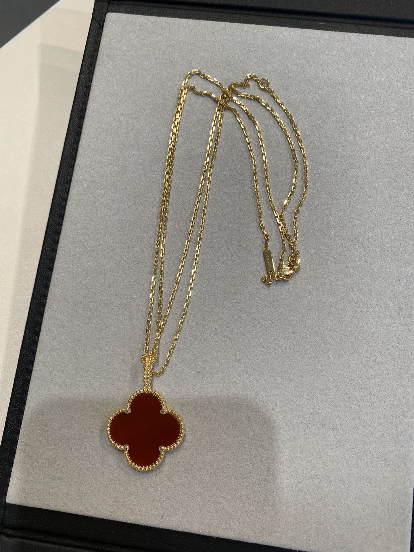 ??MIRA?¡¥CLOVER 25MM NECKLACE GOLD CARNELIAN