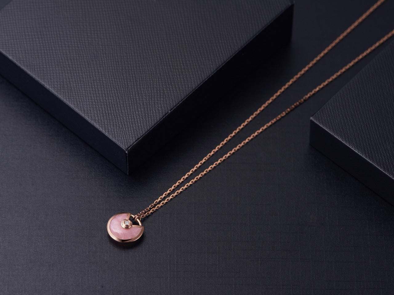 ??MIRA?¡¥AMULETTE ROSE GOLD PINK MOP NECKLACE