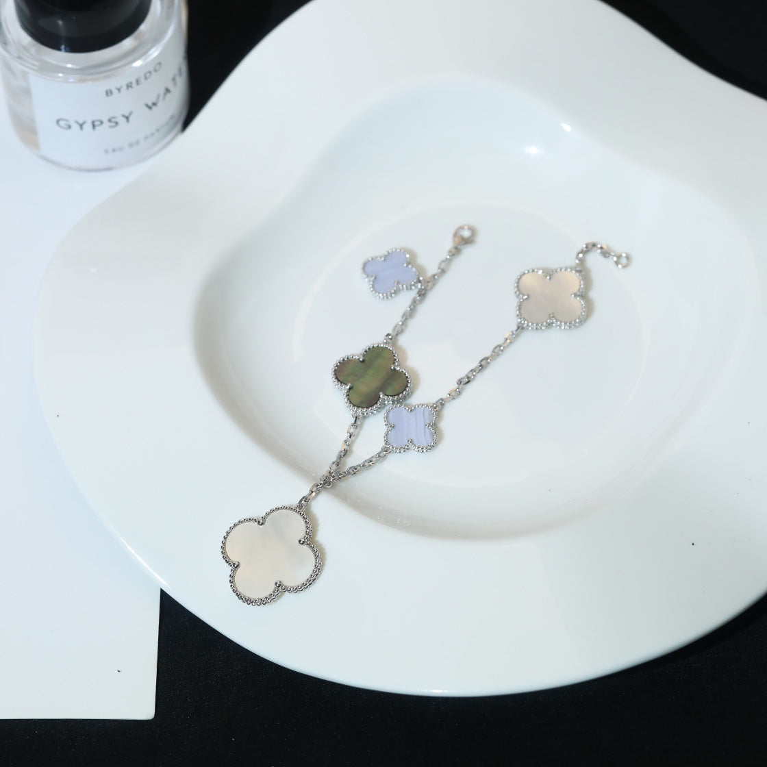 ??MIRA?¡¥CLOVER BRACELET 5 MOTIFS MOP CHALCEDONY SILVER