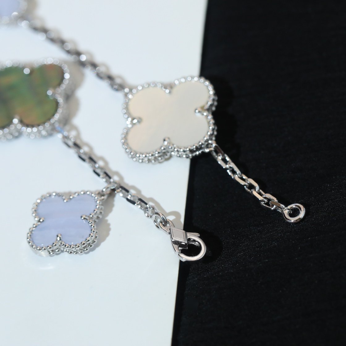 ??MIRA?¡¥CLOVER BRACELET 5 MOTIFS MOP CHALCEDONY SILVER