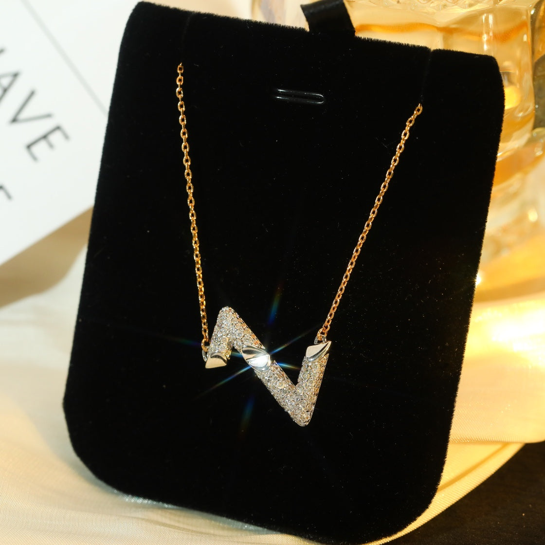 ??MIRA?¡¥VOLT SILVER DIAMOND PEDANT NECKLACE