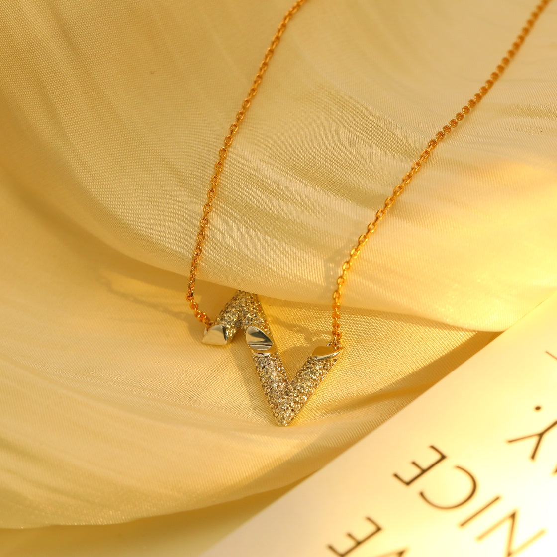 ??MIRA?¡¥VOLT SILVER DIAMOND PEDANT NECKLACE
