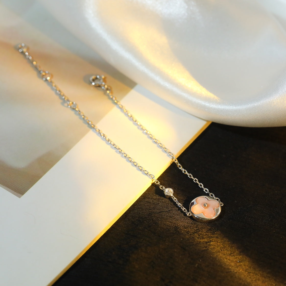 ??MIRA?¡¥SUN MOTIF PINK MOP SILVER BRACELET