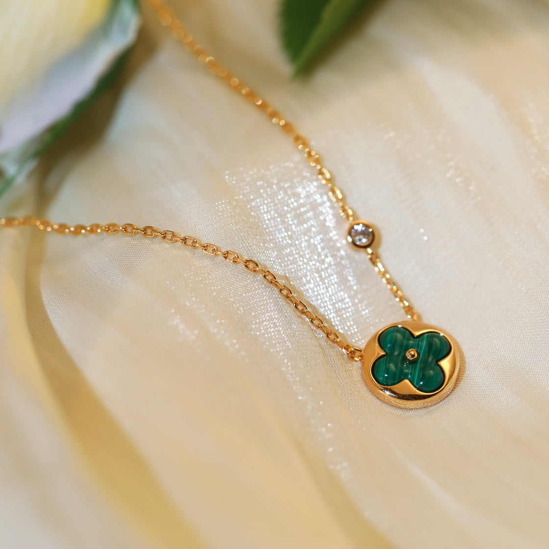??MIRA?¡¥SUN PEDANT PINK GOLD 1 DIAMOND NECKLACE
