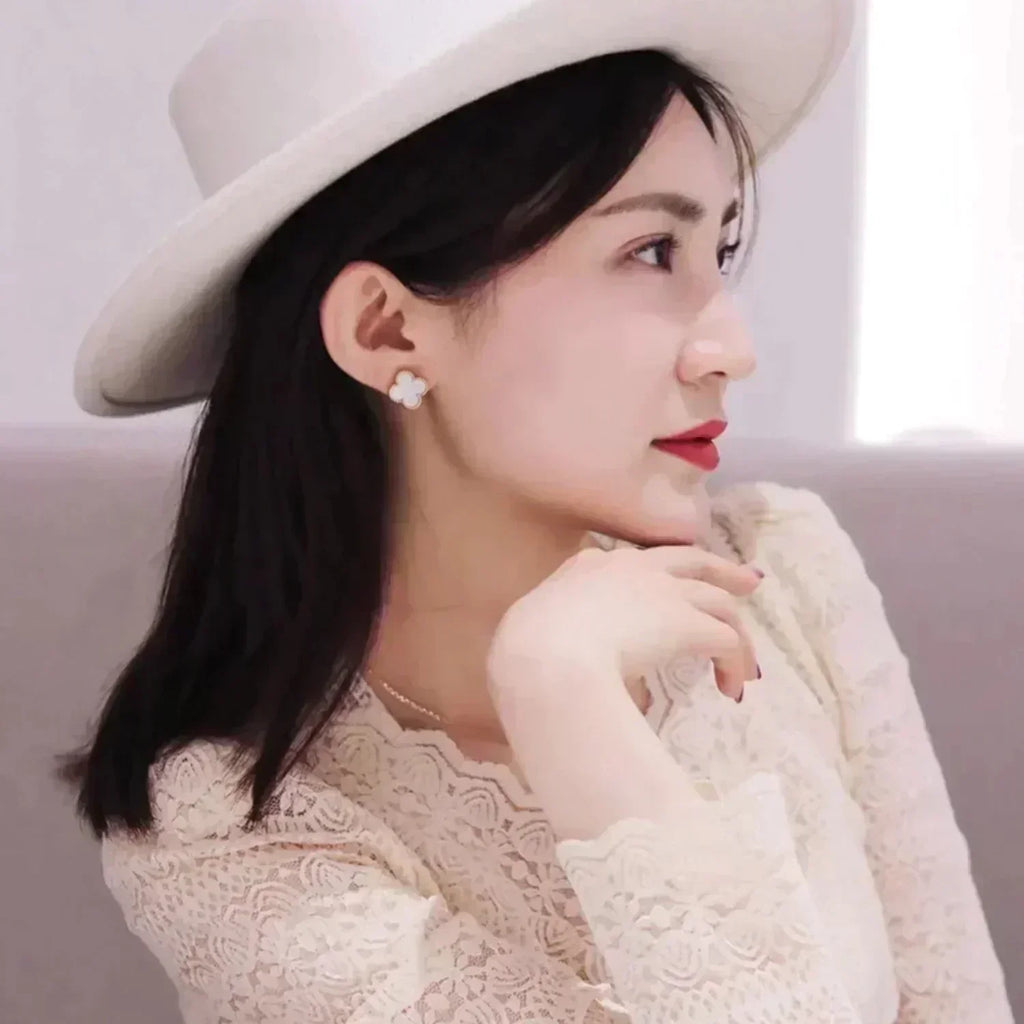 ??MIRA?¡¥CLOVER MEDIUM 1 MOTIFS  WHITE MOP STUD EARRINGS