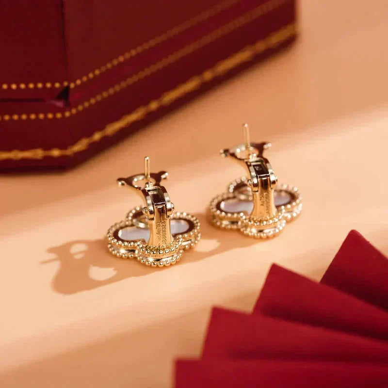 ??MIRA?¡¥CLOVER MEDIUM 1 MOTIFS  WHITE MOP STUD EARRINGS