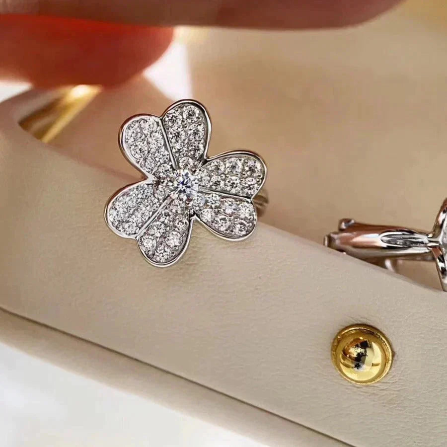 ??MIRA?¡¥CLOVER COMOS DIAMOND EARRINGS SILVER