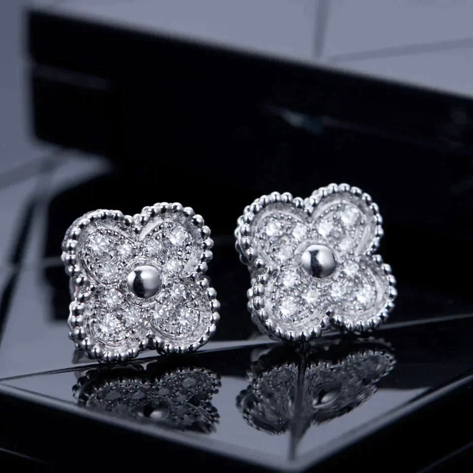 ??MIRA?¡¥CLOVER 1 MOTIFS DIAMOND STUD EARRINGS SILVER