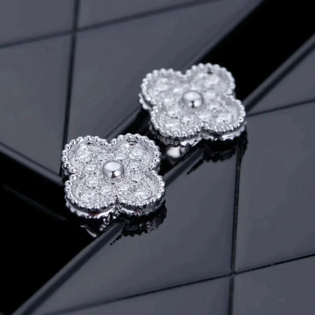 ??MIRA?¡¥CLOVER 1 MOTIFS DIAMOND STUD EARRINGS SILVER