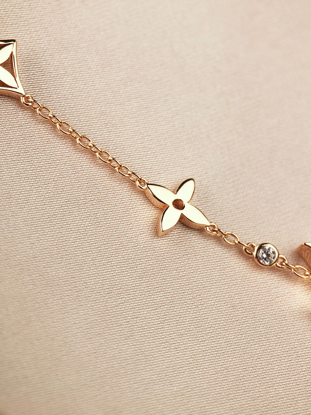 ??MIRA?¡¥STAR AND SUN 7 MOTIFS GOLD BRACELET