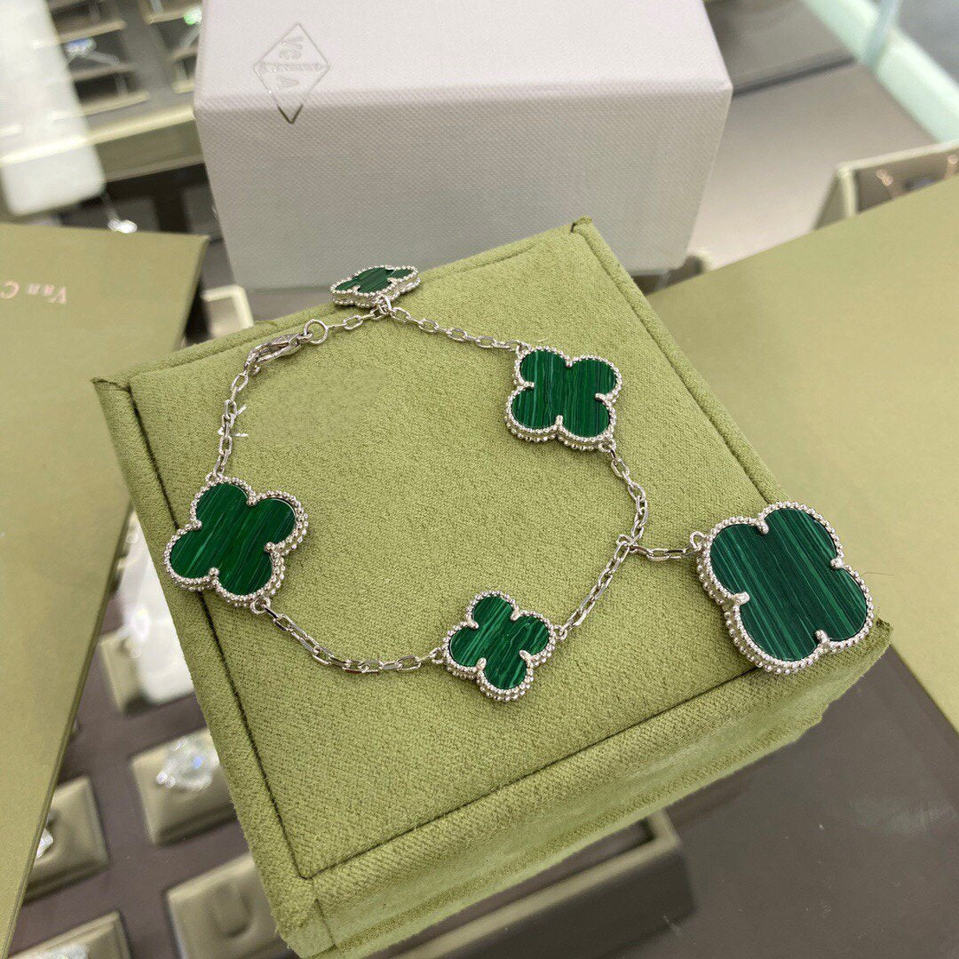 ??MIRA?¡¥CLOVER 5 MOTIFS SIVLER MALACHITE BRACELET