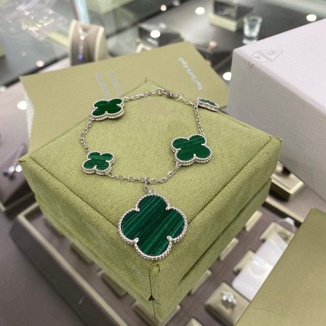 ??MIRA?¡¥CLOVER 5 MOTIFS SIVLER MALACHITE BRACELET