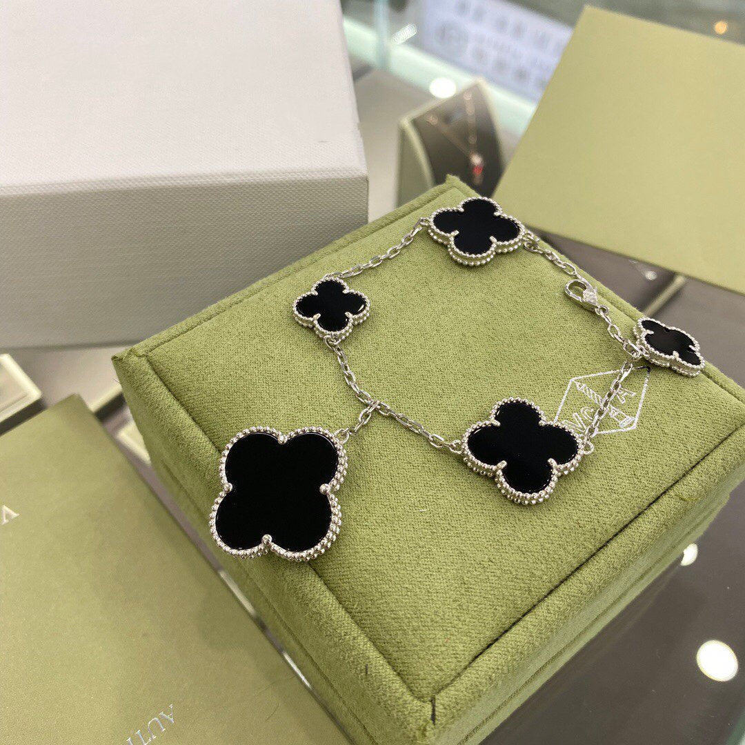 ??MIRA?¡¥CLOVER 5 MOTIFS SIVLER ONYX BRACELET
