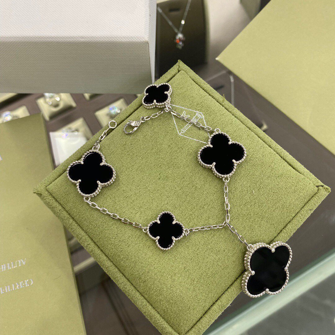 ??MIRA?¡¥CLOVER 5 MOTIFS SIVLER ONYX BRACELET