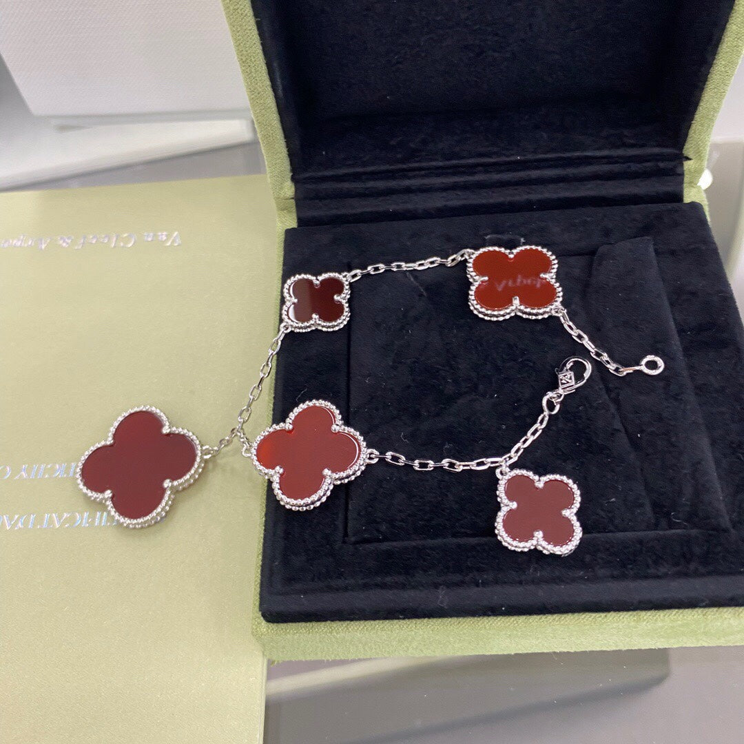 ??MIRA?¡¥CLOVER 5 MOTIFS SIVLER CARNELIAN BRACELET