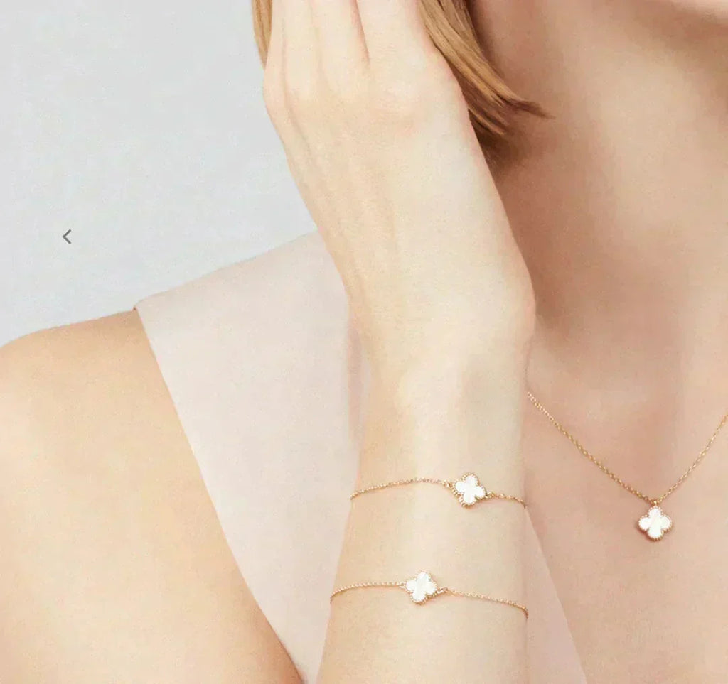 ??MIRA?¡¥CLOVER MINI 9.5MM WHITE MOTHER-OF-PEARL NECKLACE