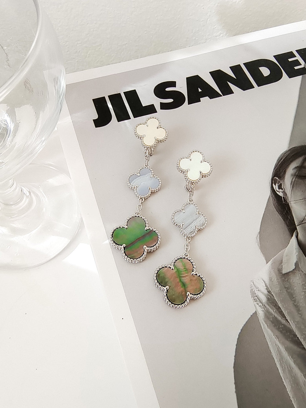 ??MIRA?¡¥CLOVER 3 MOTIFS CHALCEDONY DARK MOP SILVER EARRINGS