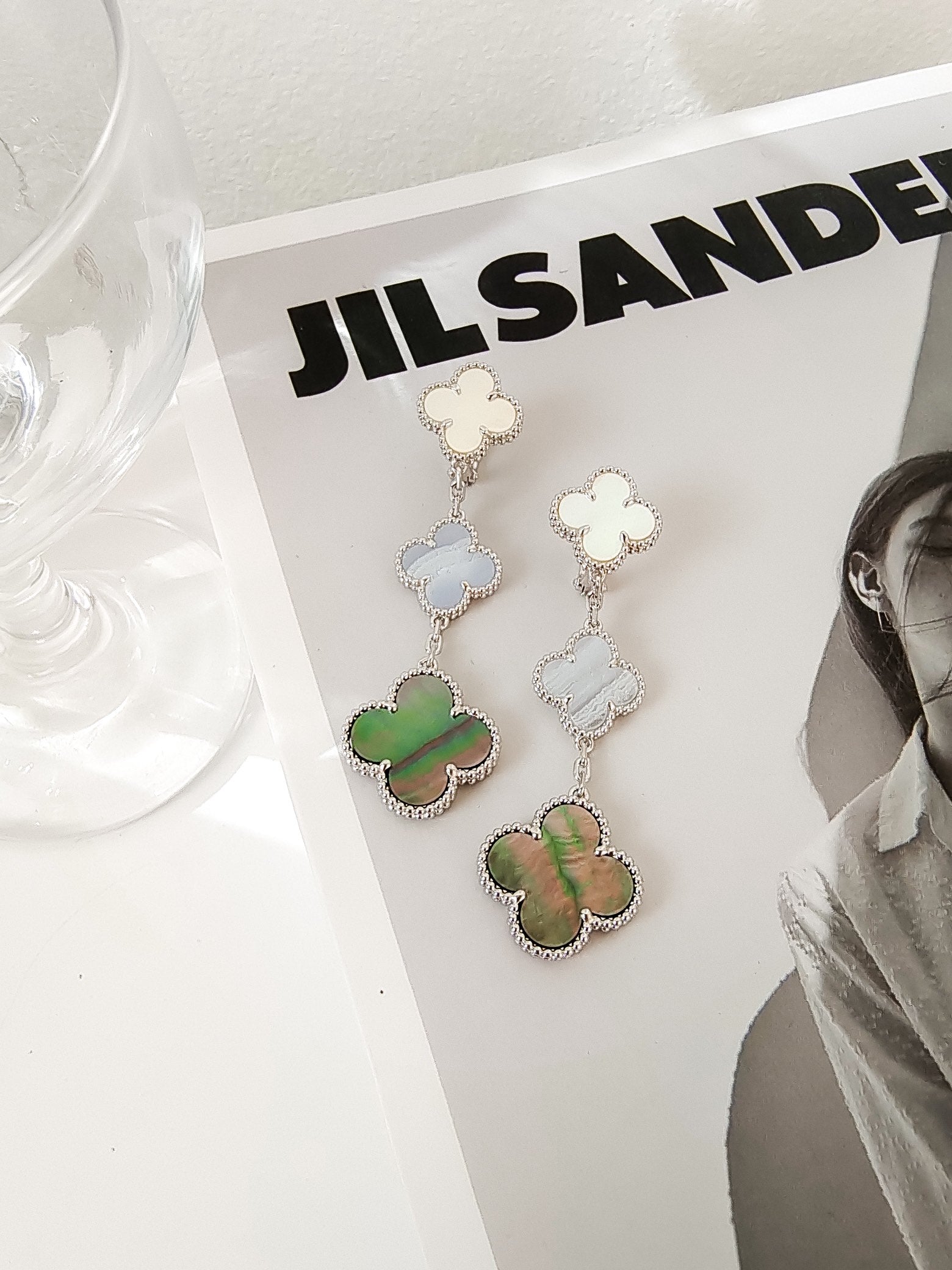 ??MIRA?¡¥CLOVER 3 MOTIFS CHALCEDONY DARK MOP SILVER EARRINGS