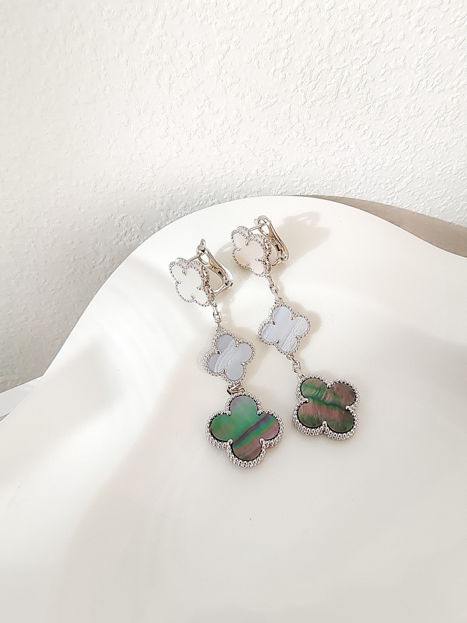 ??MIRA?¡¥CLOVER 3 MOTIFS CHALCEDONY DARK MOP SILVER EARRINGS