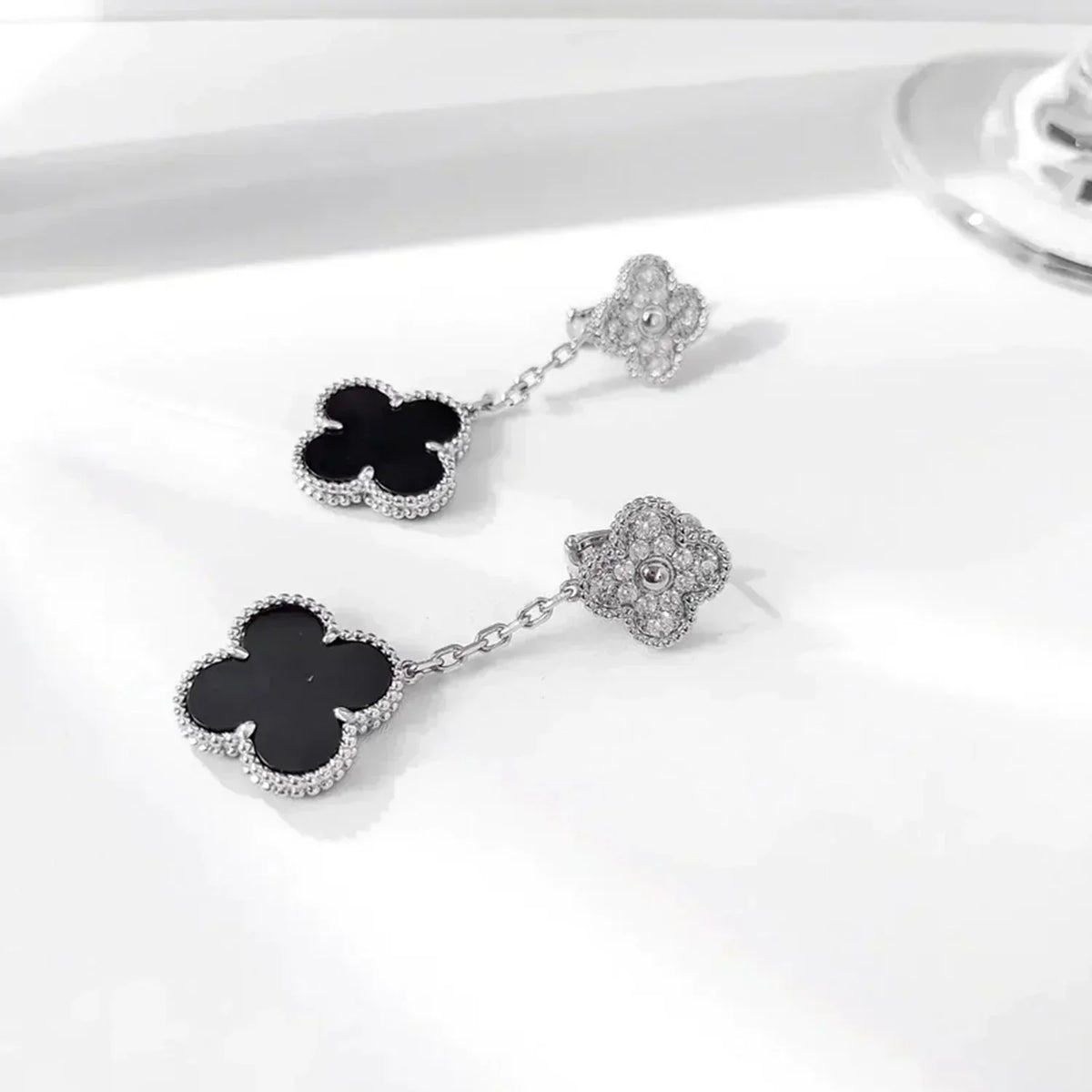 ??MIRA?¡¥CLOVER 2 MOTIFS  DIAMOND ONYX EARRINGS SILVER